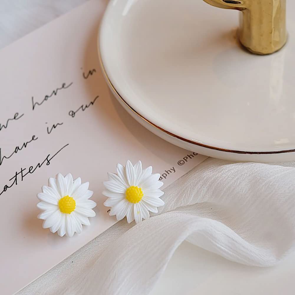Cute White Daisy Flower Stud Earrings